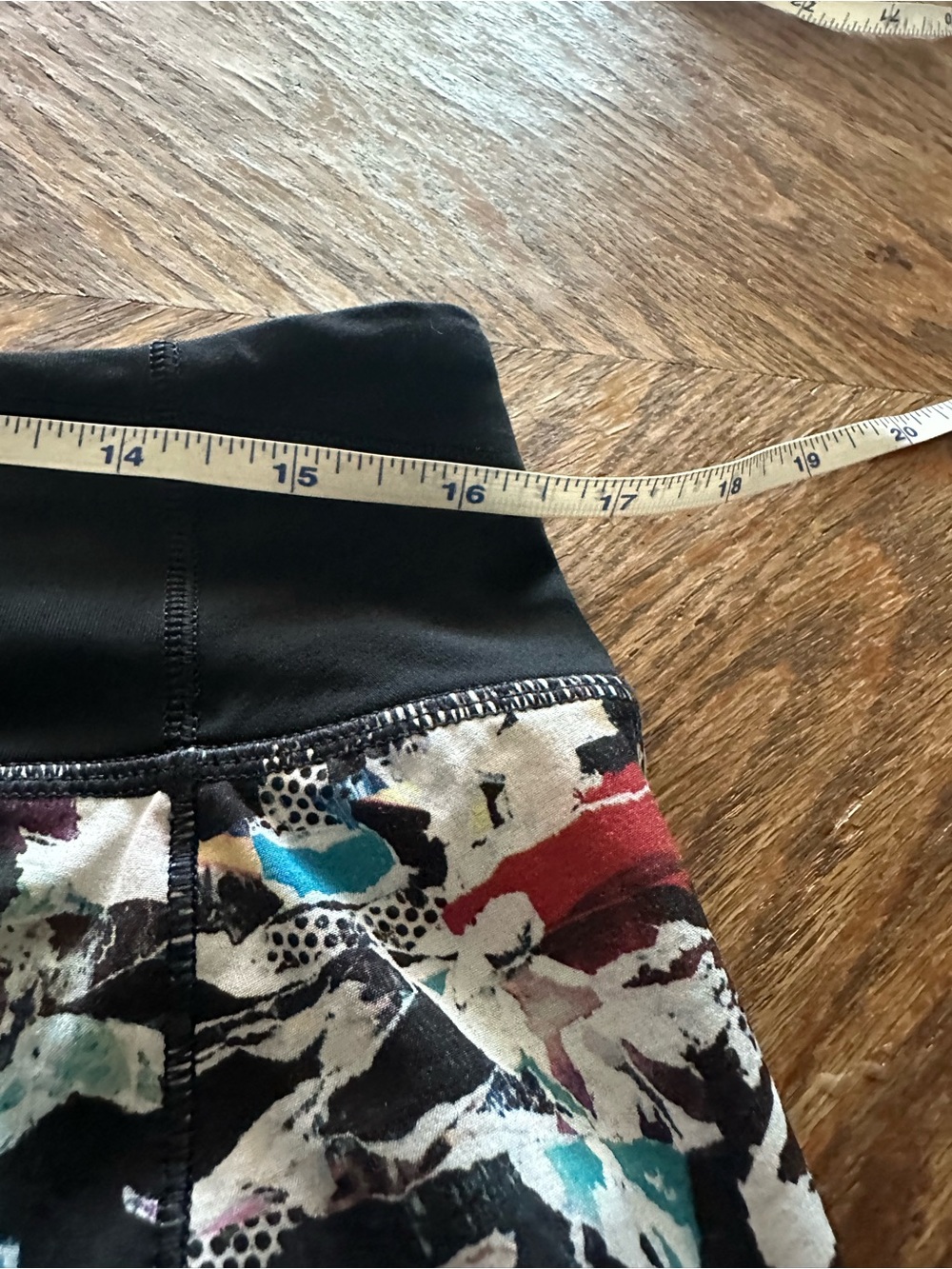 Lululemon speed Shorts with Colorful Abstract Print size 8 - Picture 5 of 6